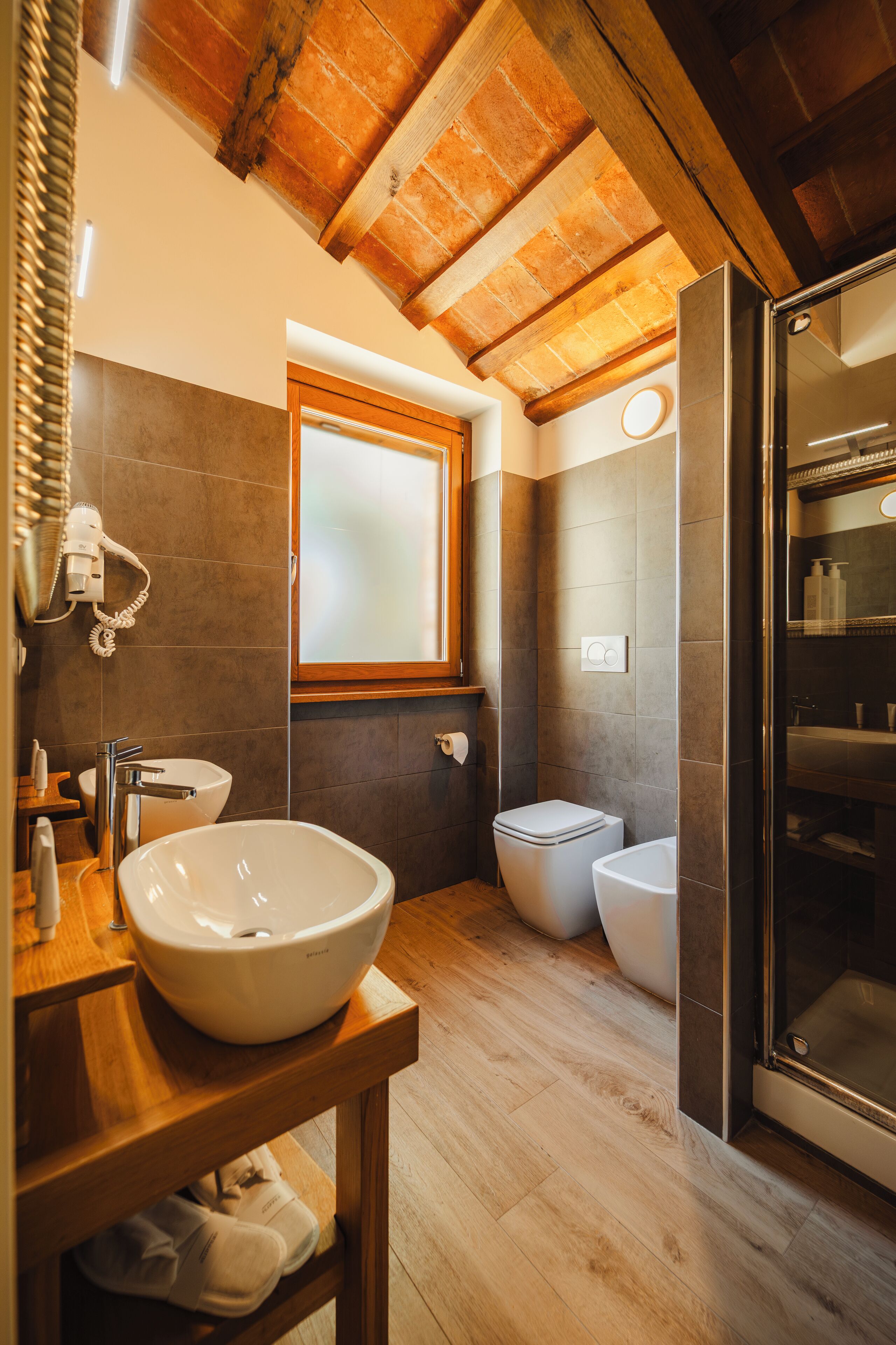 Exclusive-Villa, Whirlpool | Badezimmer | Dusche, Regendusche, Designer-Toilettenartikel, Haartrockner