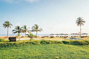 En la playa, arena blanca, bar en la playa