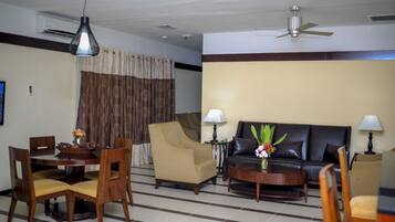 Presidential-Suite, 2 Bäder | Wohnbereich | Flachbildfernseher