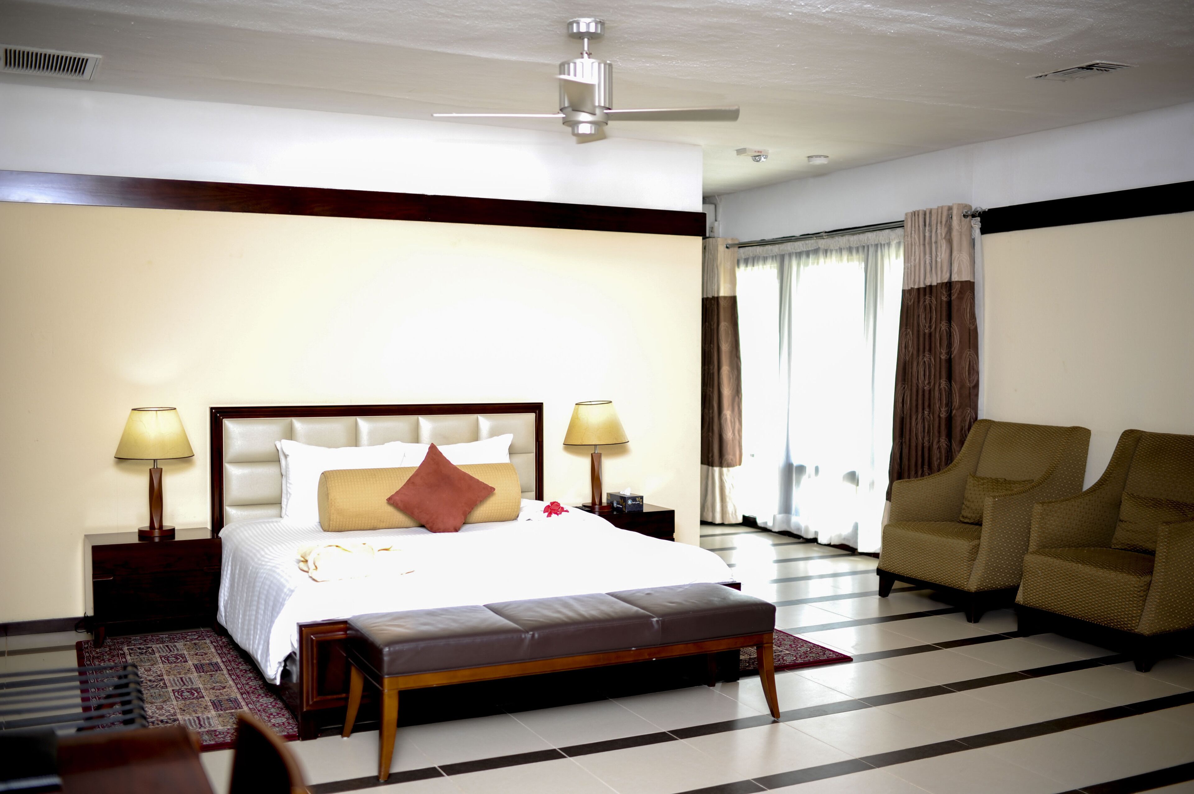 Presidential-Suite, 2 Bäder | Hochwertige Bettwaren, Zimmersafe, Schreibtisch, Bügeleisen/Bügelbrett