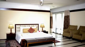 Ropa de cama de alta calidad y caja de seguridad en la habitación