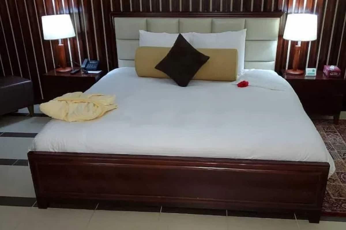 Premium bedding, in-room safe, desk, iron/ironing board