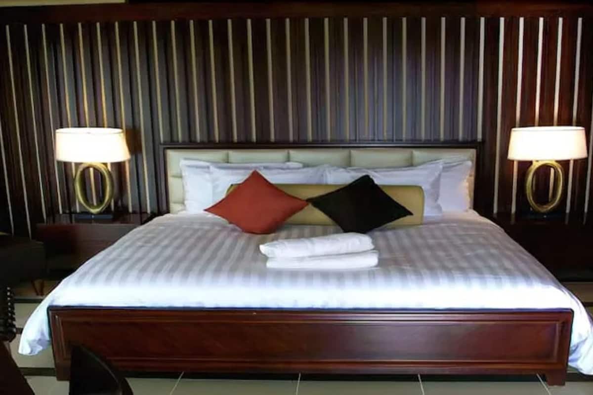 Premium bedding, in-room safe, desk, iron/ironing board