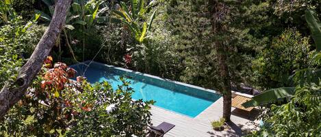 Piscina all'aperto, lettini