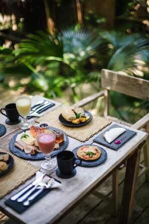 Free buffet breakfast  - Pousada Seis e Meia (Porto Seguro)