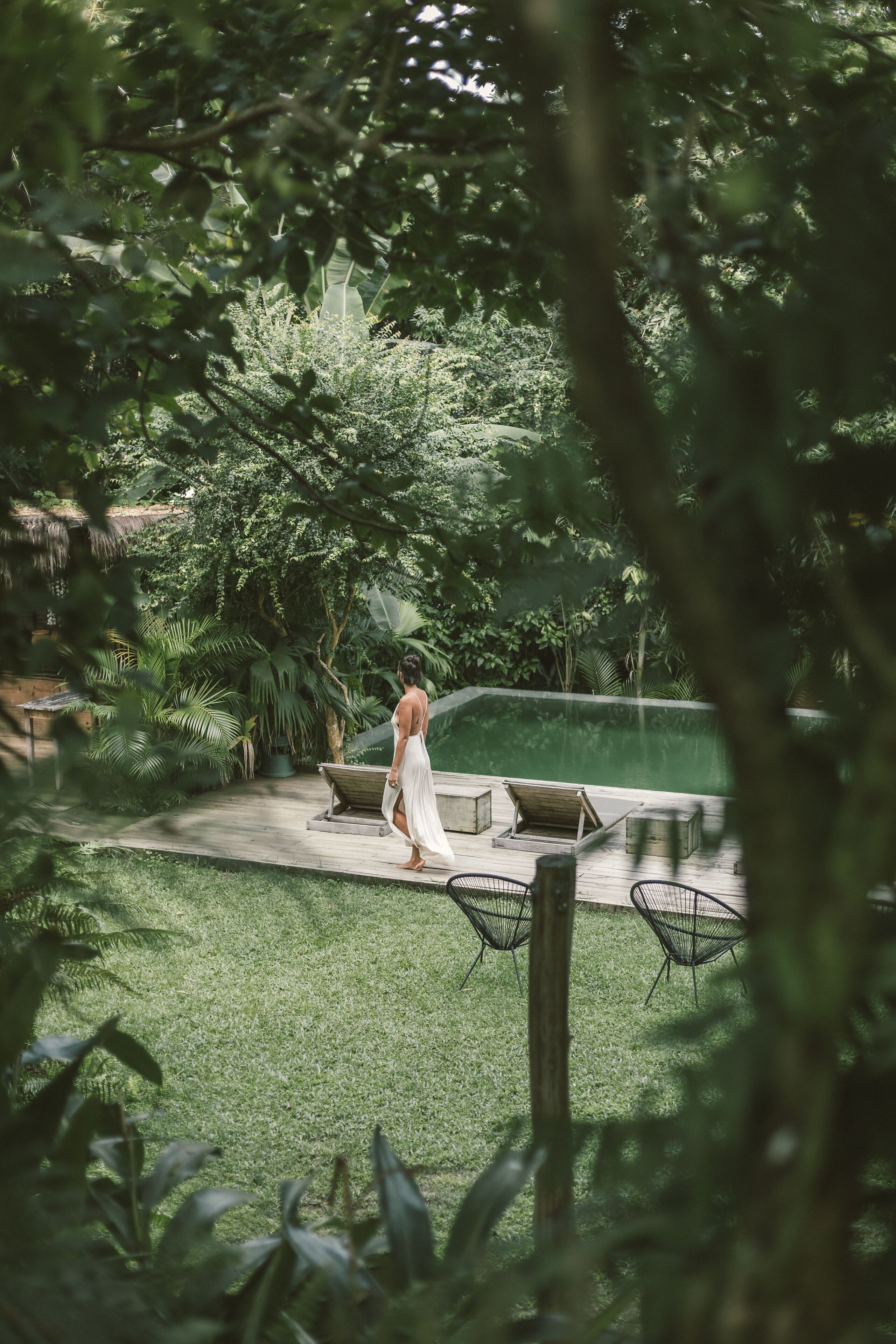 Una piscina al aire libre, tumbonas