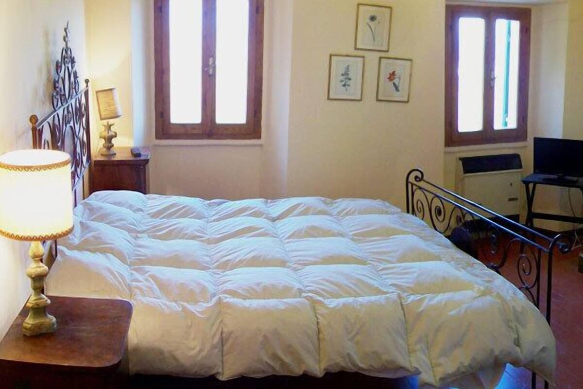 Desk, free cots/infant beds, free WiFi