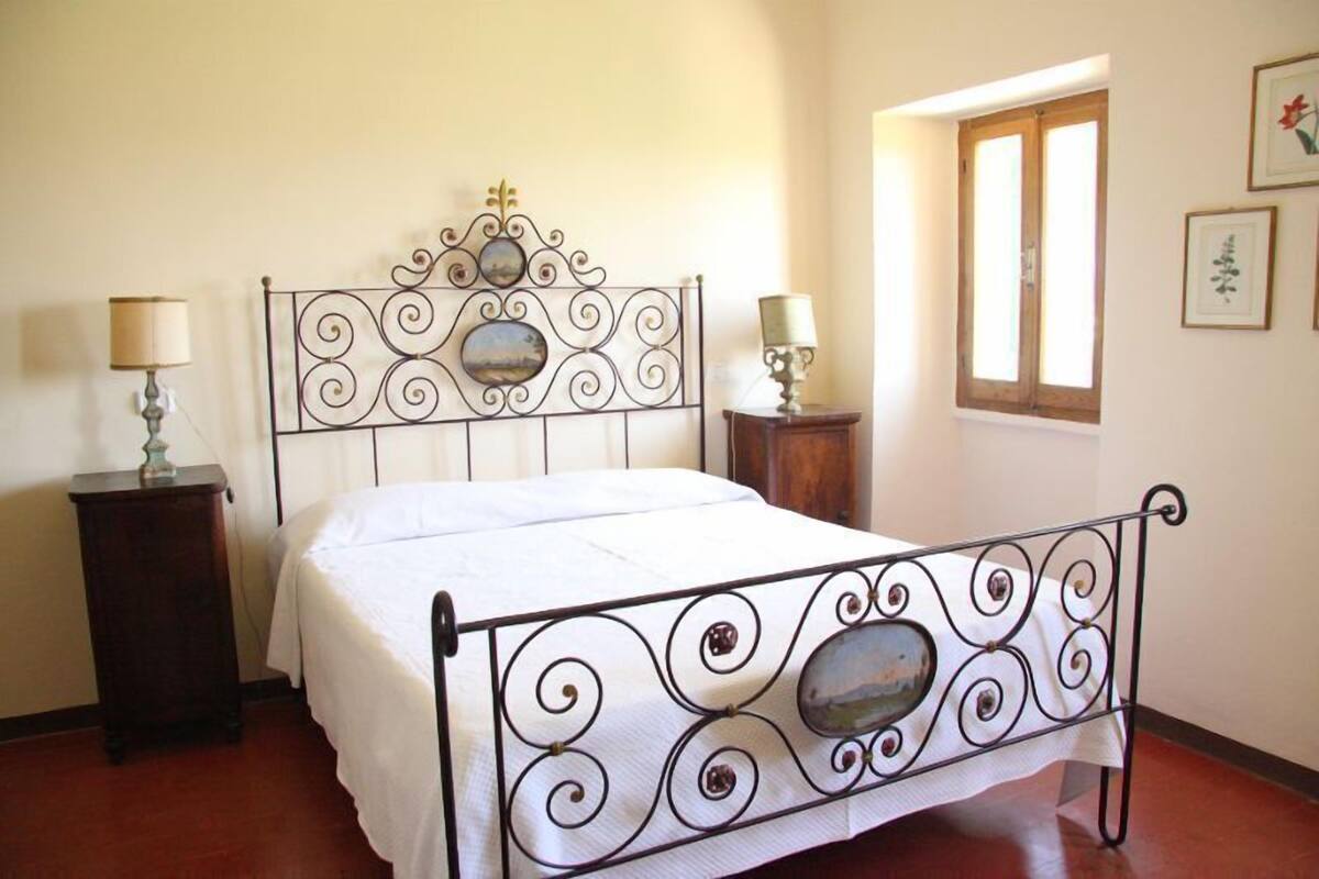 Desk, free cots/infant beds, free WiFi