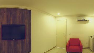 Habitación doble (Passion) | Área de sala de estar | Televisión LED