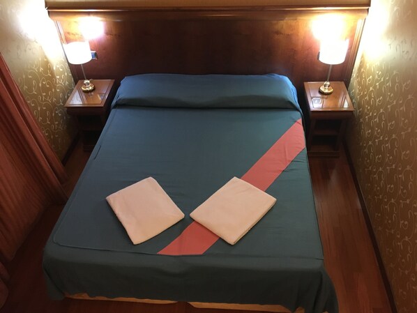 意大利 Frette 床单、高档床上用品、客房内保险箱、办公桌