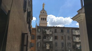 Un immeuble à plusieurs étages doté de balcons et de climatiseurs.