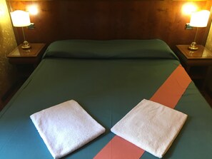 意大利 Frette 床单、高档床上用品、客房内保险箱、办公桌