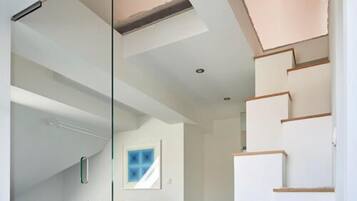 Appartement Duplex Deluxe, 1 chambre, baignoire | Literie de qualité supérieure, minibar, coffres-forts dans les chambres