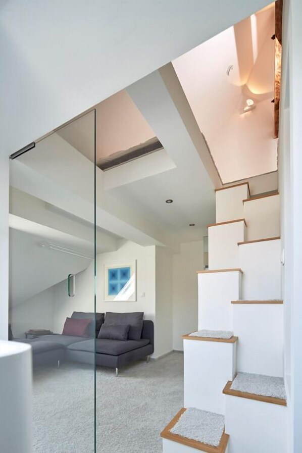 Appartement Duplex Deluxe, 1 chambre, baignoire | Literie de qualité supérieure, minibar, coffres-forts dans les chambres