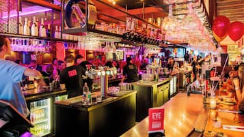 2 bars/lounges