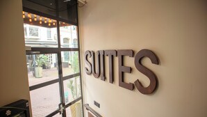 Ein Hotel Eingang mit der Aufschrift "SUITES" an der Wand.
