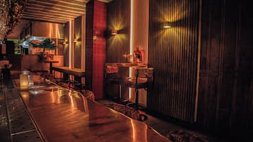 2 bars/lounges