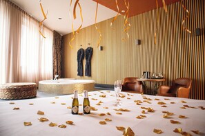 Superior Loft | Premium bedding, minibar, in-room safe, blackout drapes - Manzo's Suites (Zaandam)