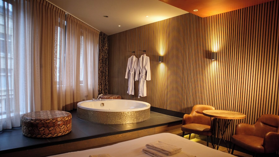 Manzo's Suites