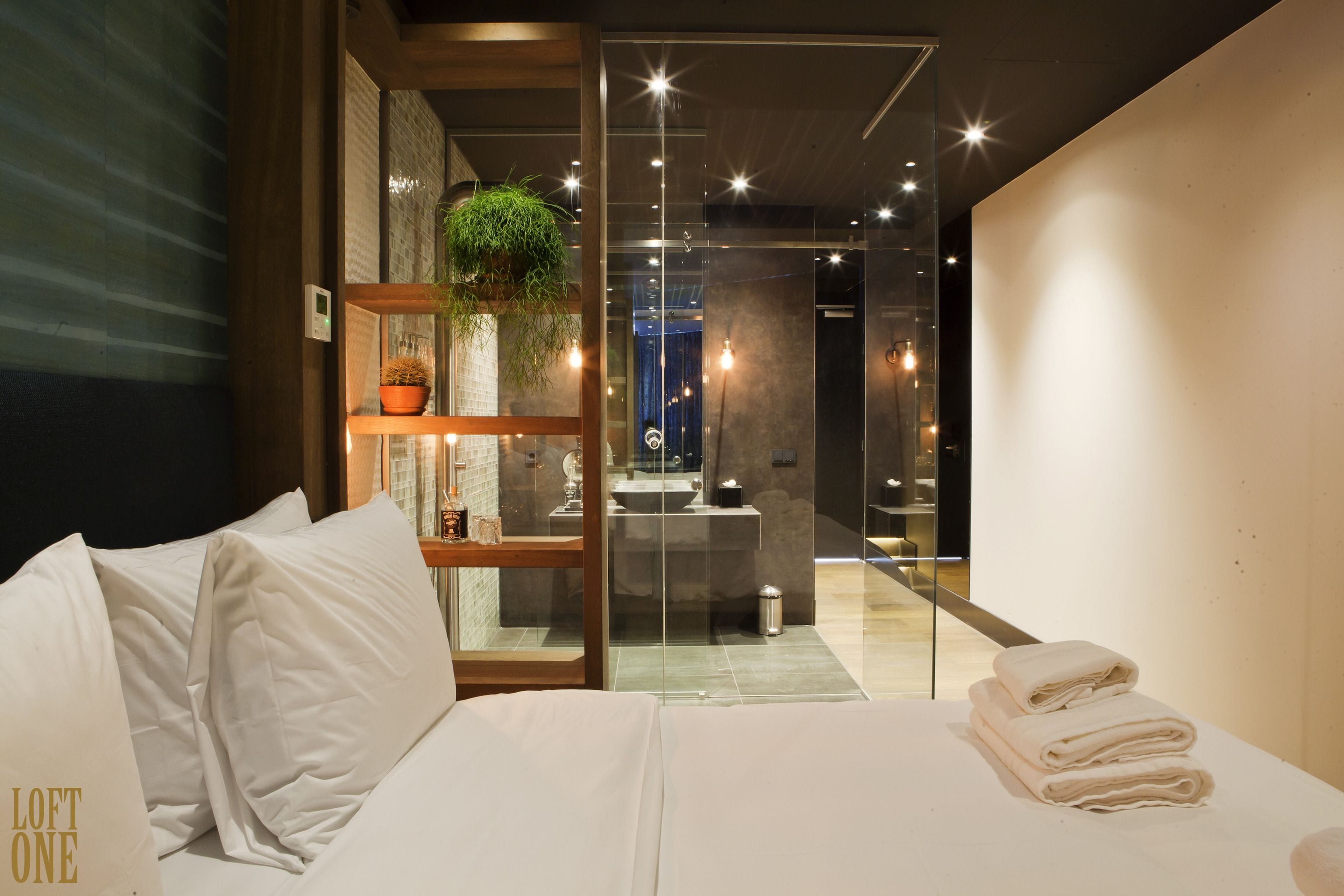 ซูพีเรียลอฟท์ | เครื่องนอนระดับพรีเมียม, มินิบาร์, ตู้นิรภัยในห้องพัก, ผ้าม่านกันแสง