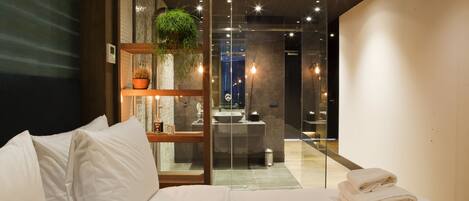 Ropa de cama de alta calidad y minibar