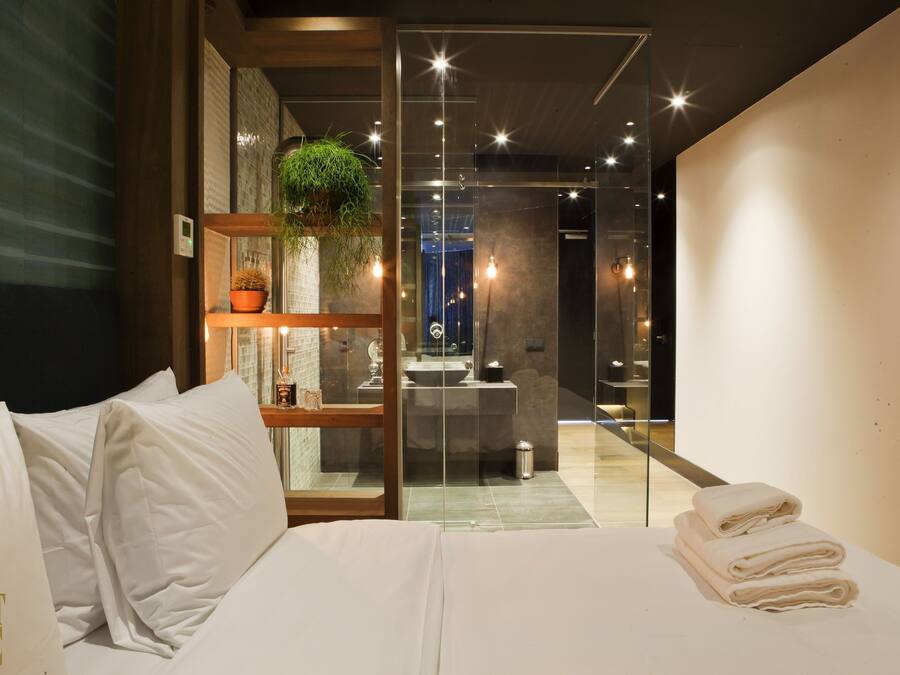 Loft superior | Ropa de cama de alta calidad, minibar, caja fuerte y cortinas opacas