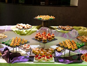 Una mesa de buffet con diferentes alimentos dispuestos en varios platos.