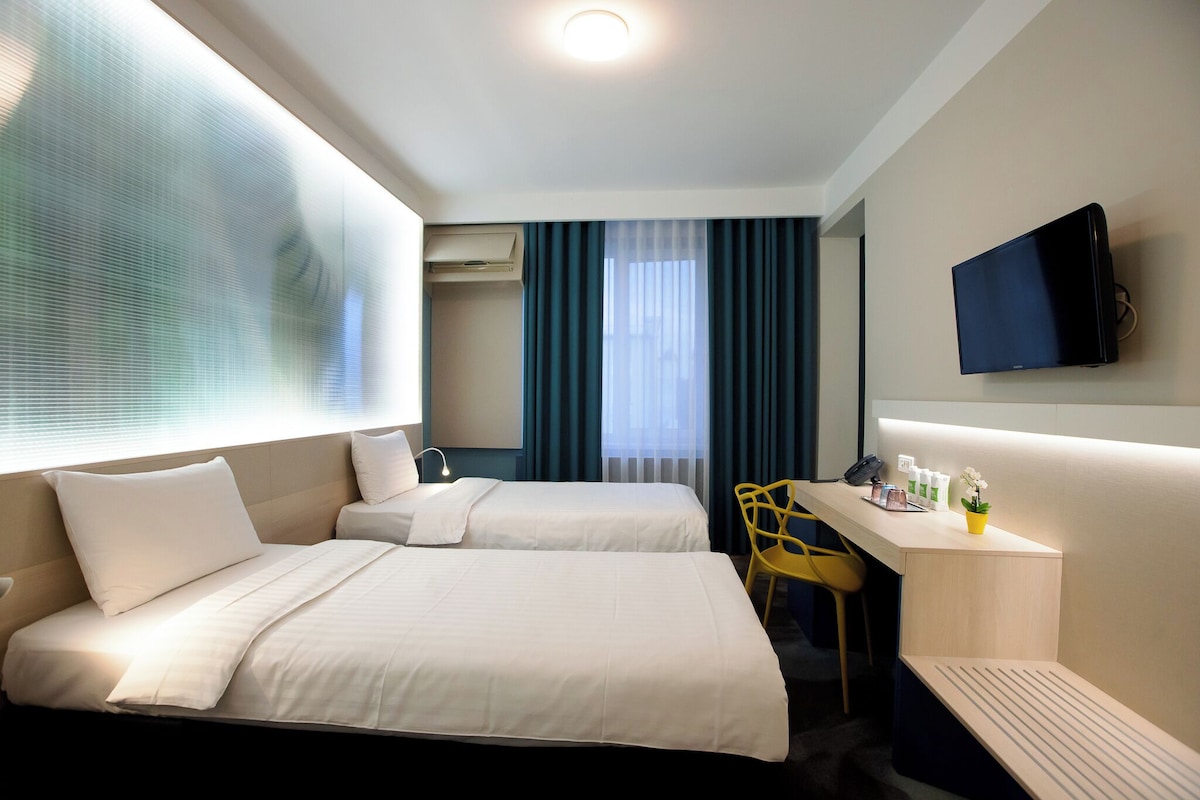 Standaard kamer, 3 eenpersoonsbedden | Een minibar, een kluis op de kamer, een bureau, een laptopwerkplek