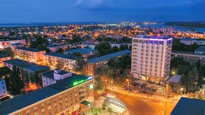 A hotel with a modern design, located in a cityscape with a view of the waterfront. - ibis Styles Dunarea Galati (Galati)