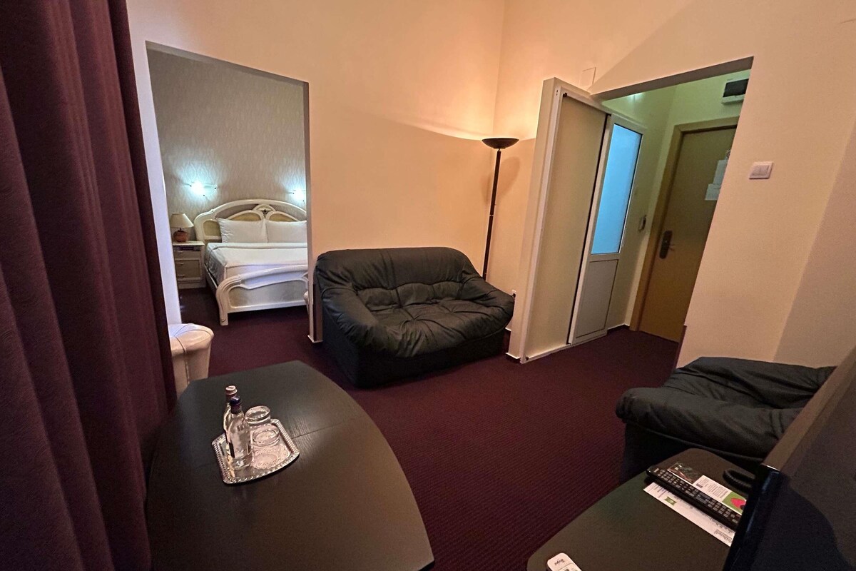 Junior suite, 2 tweepersoonsbedden | Een minibar, een kluis op de kamer, een bureau, een laptopwerkplek