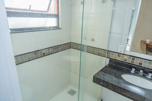 Ducha, artículos de tocador gratuitos, toallas
