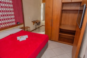 標準雙人或雙床房 | 迷你吧、書桌、遮光窗簾/窗簾、熨斗/熨衫板