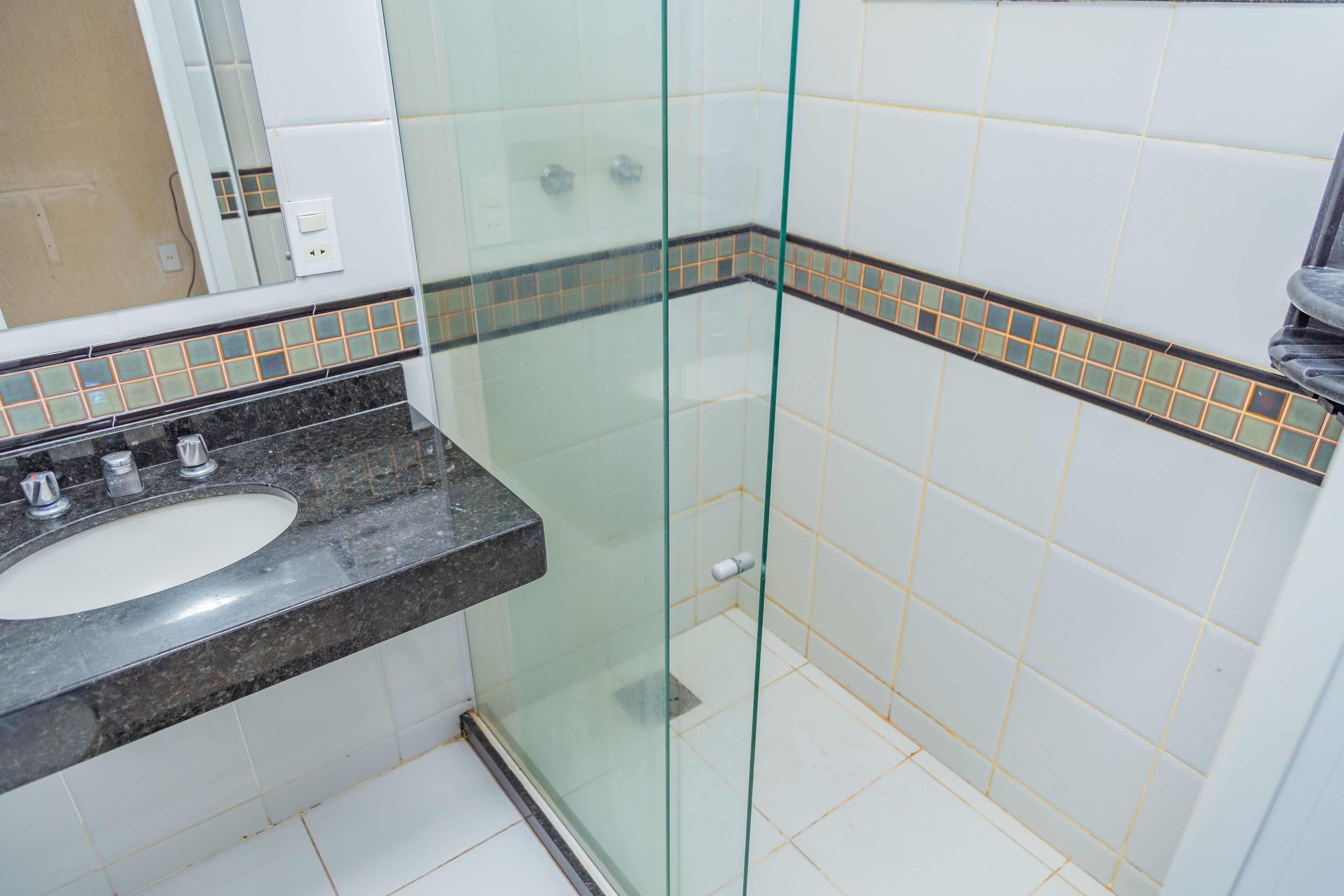 Shower, free toiletries, towels