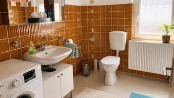 Classic Apartment, 3 Bedrooms, Balcony, Park View | Bathroom | Combined shower/bathtub, free toiletries, hair dryer, towels