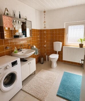 Classic Apartment, 3 Bedrooms, Balcony, Park View | Bathroom