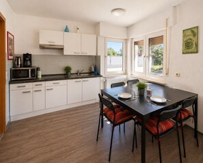Classic Apartment, 3 Bedrooms, Balcony, Park View | Private kitchen | Fridge, microwave, stovetop, coffee/tea maker - Apartment Hope Inn (Gross-Zimmern)