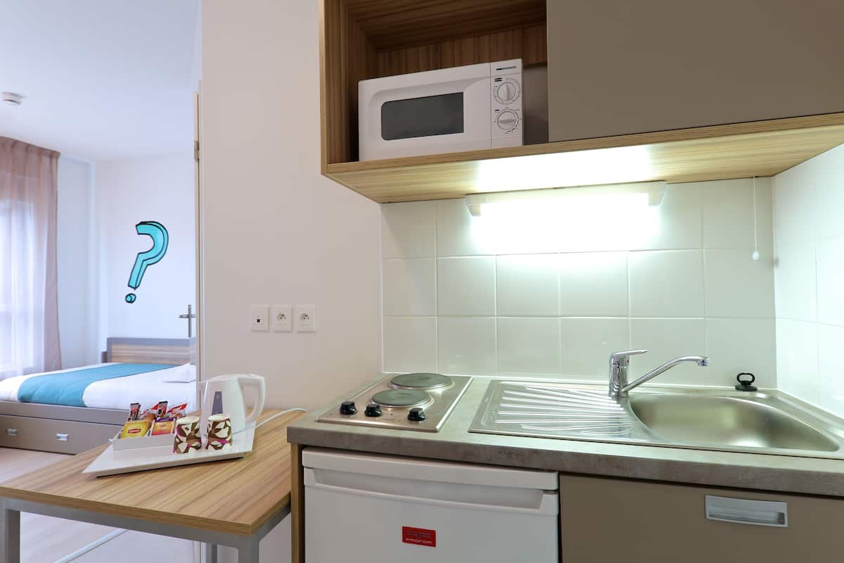 Standaard studio, toegankelijk voor mindervaliden | Luxe beddengoed, een kluis op de kamer, een bureau, geluiddichte muren