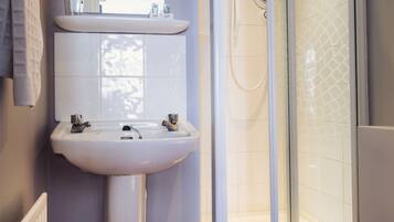 Chambre avec lits jumeaux | Salle de bain | Douche, sĂšche-cheveux