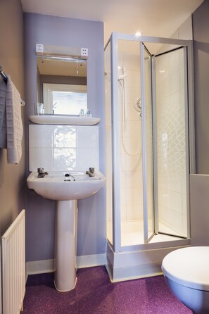 Twin Room | Bathroom