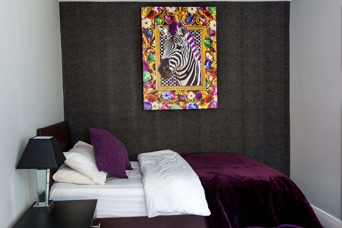 Single Room | Desk, cribs (free), WiFi (free)