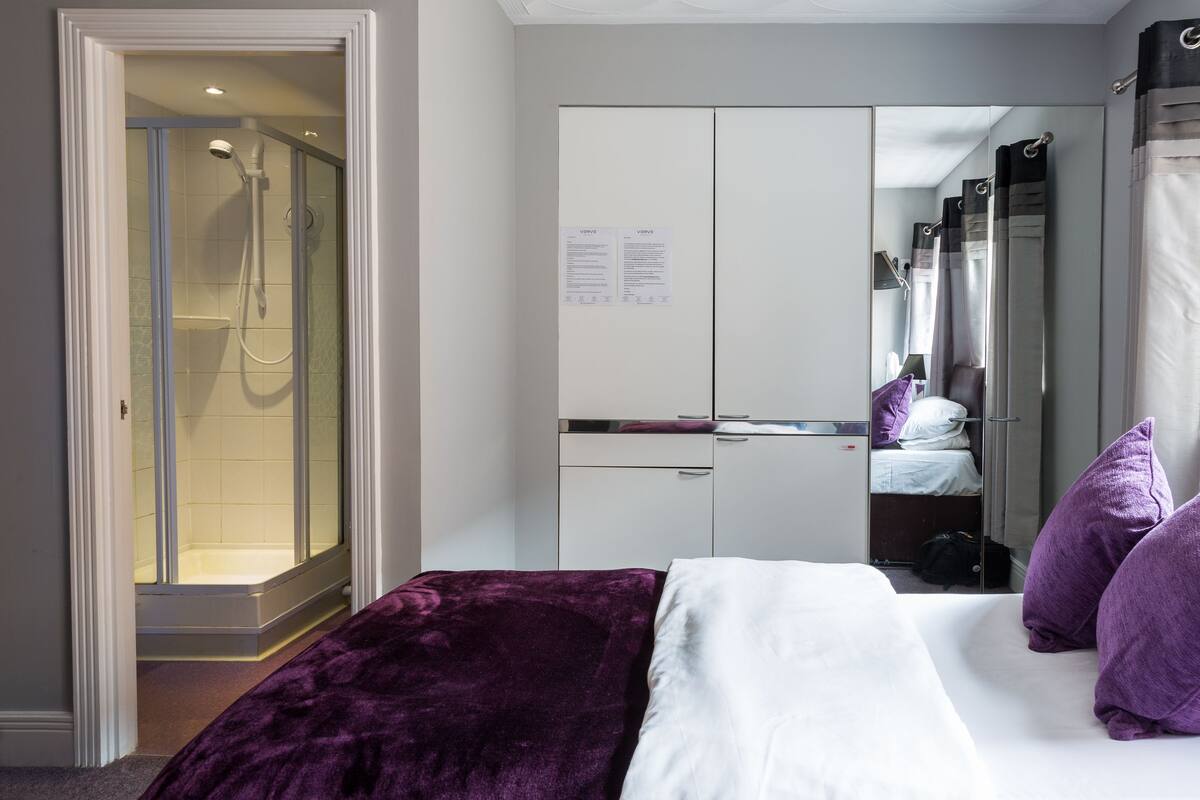 Double Room | Desk, cribs (free), WiFi (free)