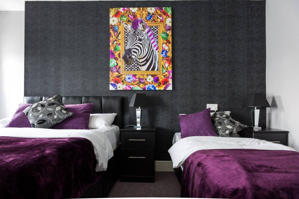 Twin Room | Desk, cribs (free), WiFi (free)