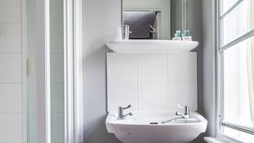 Kamar Single | Kamar mandi | Shower dan pengering rambut