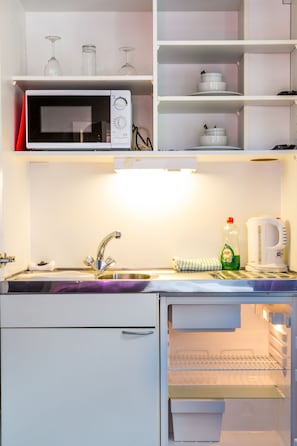 Single Room | Private kitchenette | Fridge, coffee/tea maker