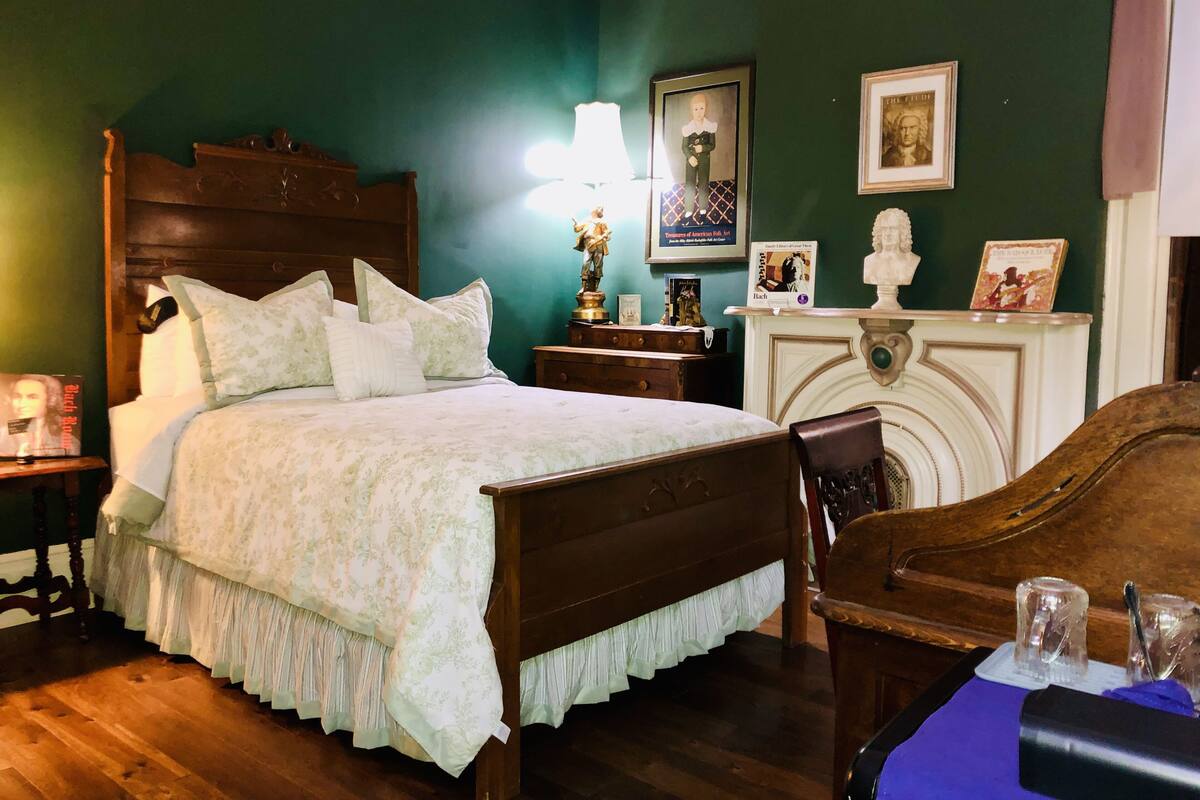 أغطية فراش متميزة وأسرّة بإسفنج يتكيف مع شكل الجسم ومكواة/لوح كي