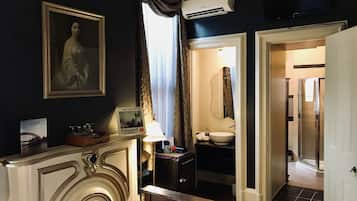 Habitación Deluxe, 1 cama de matrimonio, no fumadores, frigorífico (Rachmaninoff) | Baño | Artículos de higiene personal gratuitos, secador de pelo y albornoces