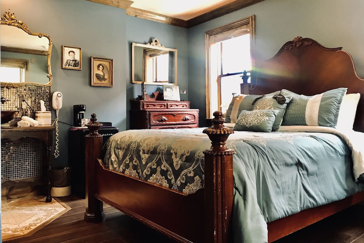 Deluxe Room, 1 Queen Bed, Non Smoking, Refrigerator (Mahler) | Premium bedding, memory foam beds, individually decorated