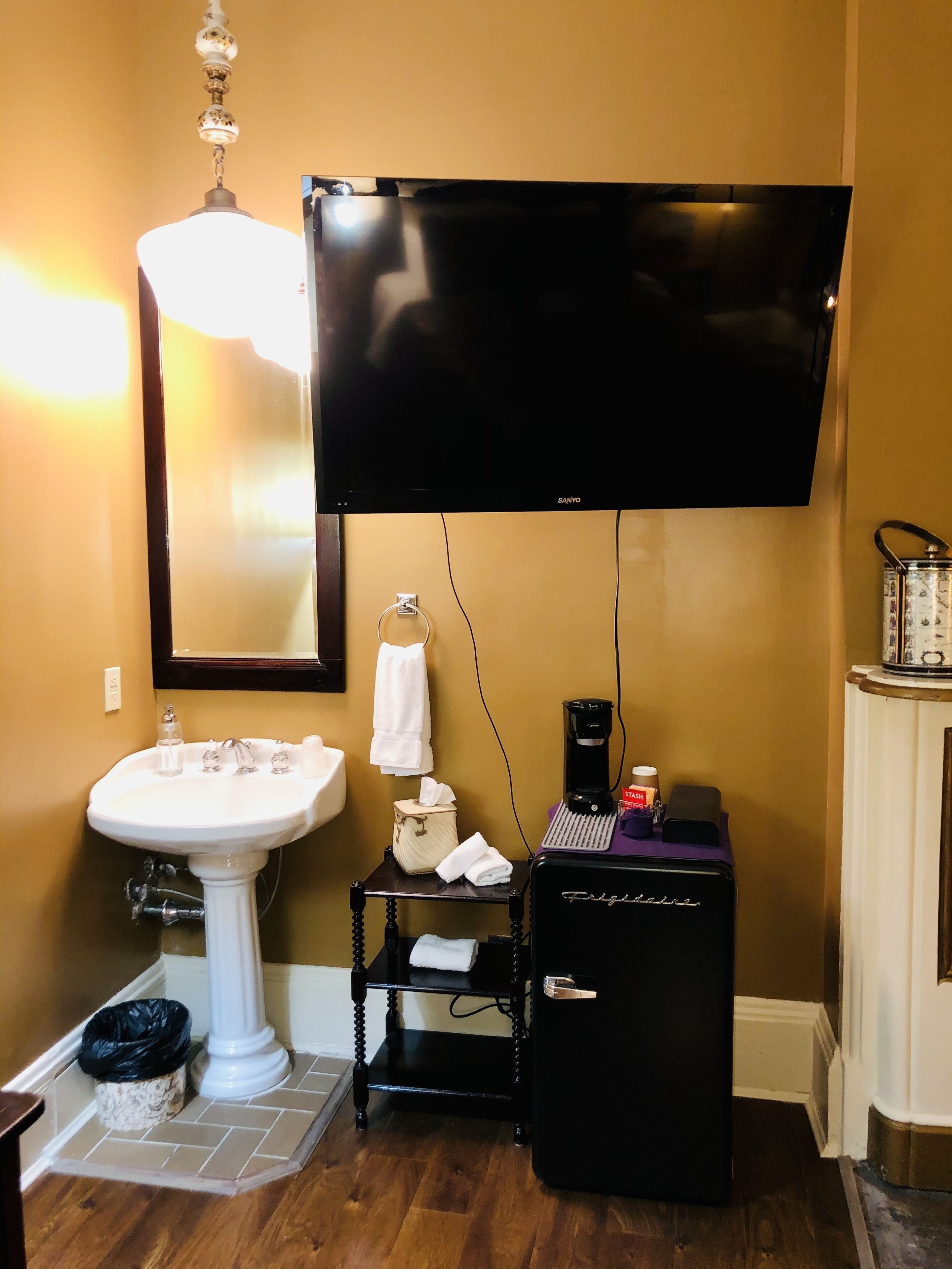 deluxe room, 1 queen bed, non smoking, refrigerator (beethoven) | 1 bedroom, premium bedding, memory-foam beds, individually decorated