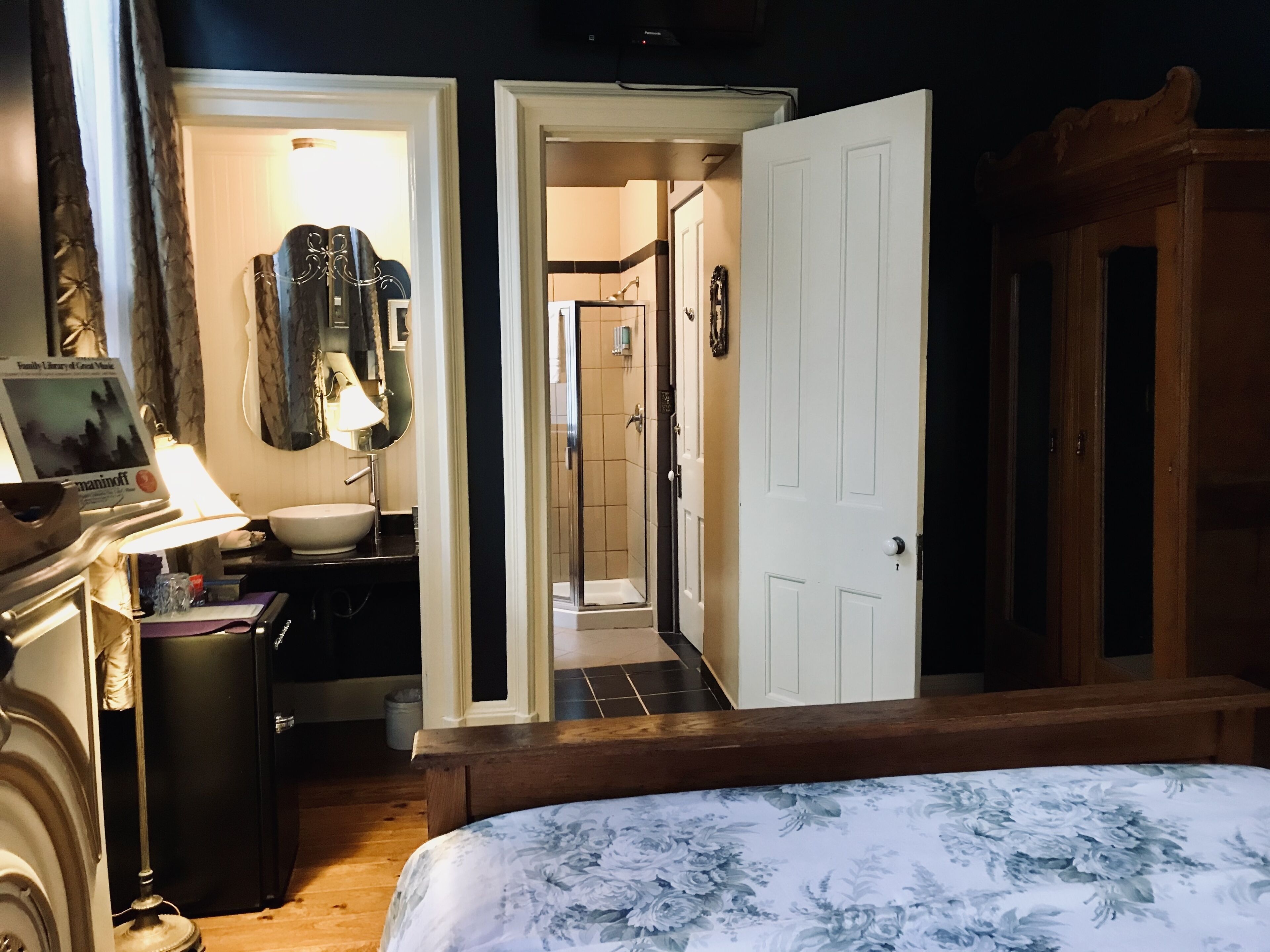 deluxe room, 1 queen bed, non smoking, refrigerator (rachmaninoff) | bathroom | free toiletries, hair dryer, bathrobes, towels