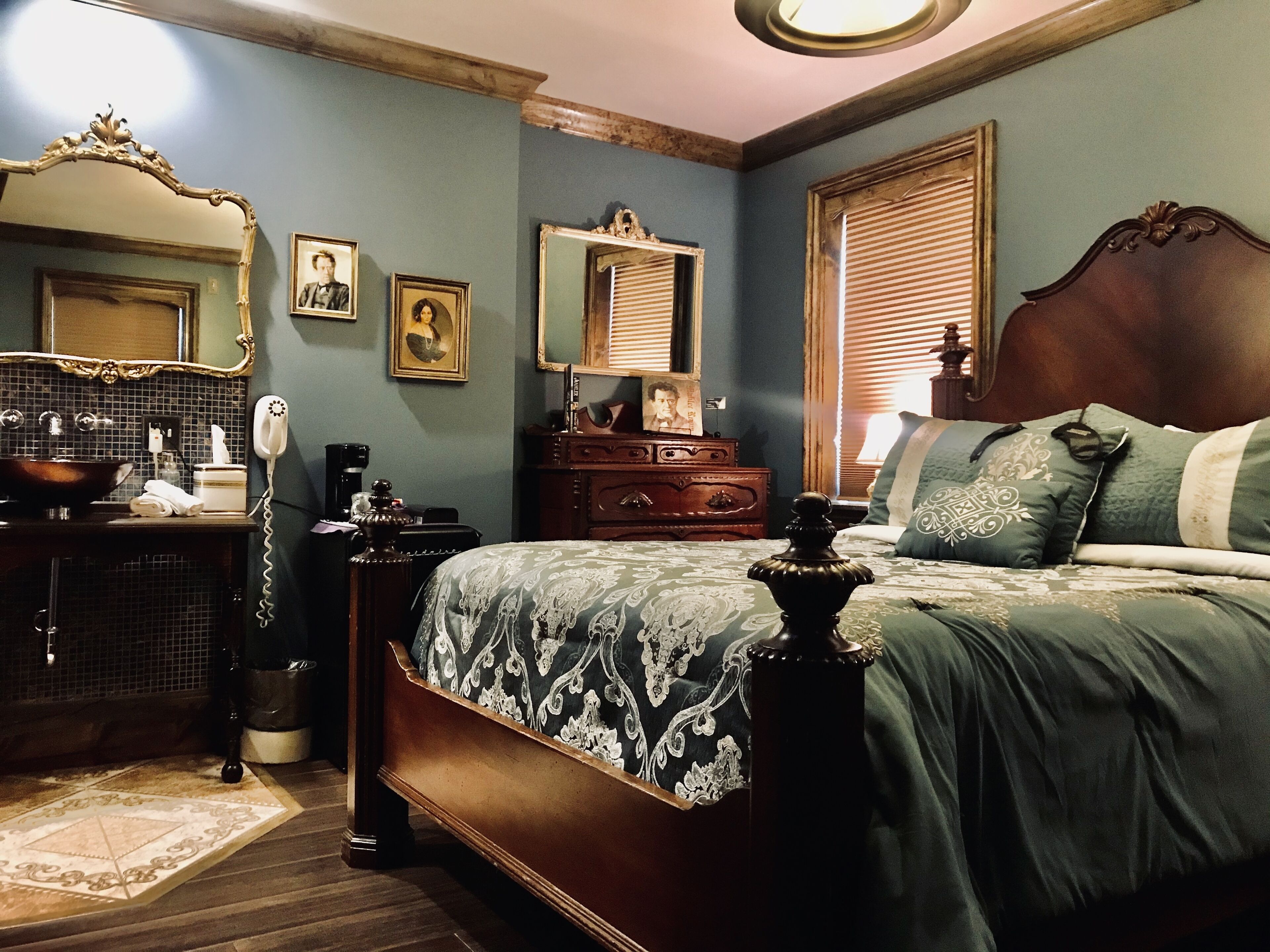 Un dormitorio con una cama de madera, un aparador, un espejo y una mesita de noche.